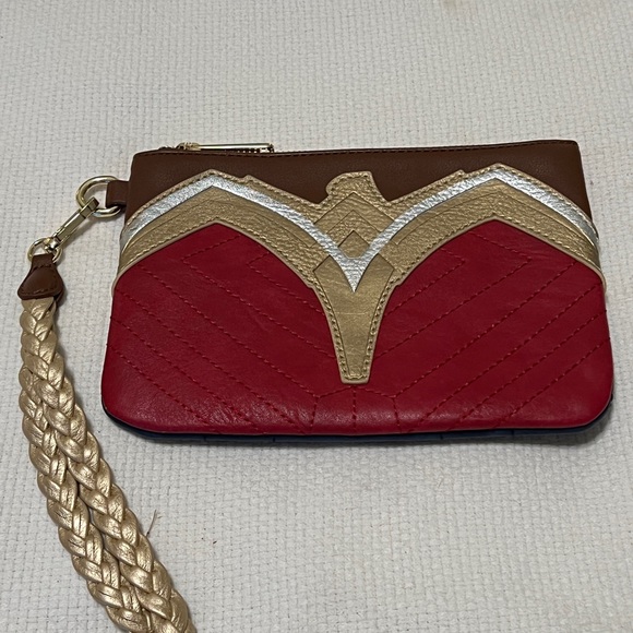 Loungefly DC Wonder Woman Wristlet Clutch – NEW! - Picture 2 of 4